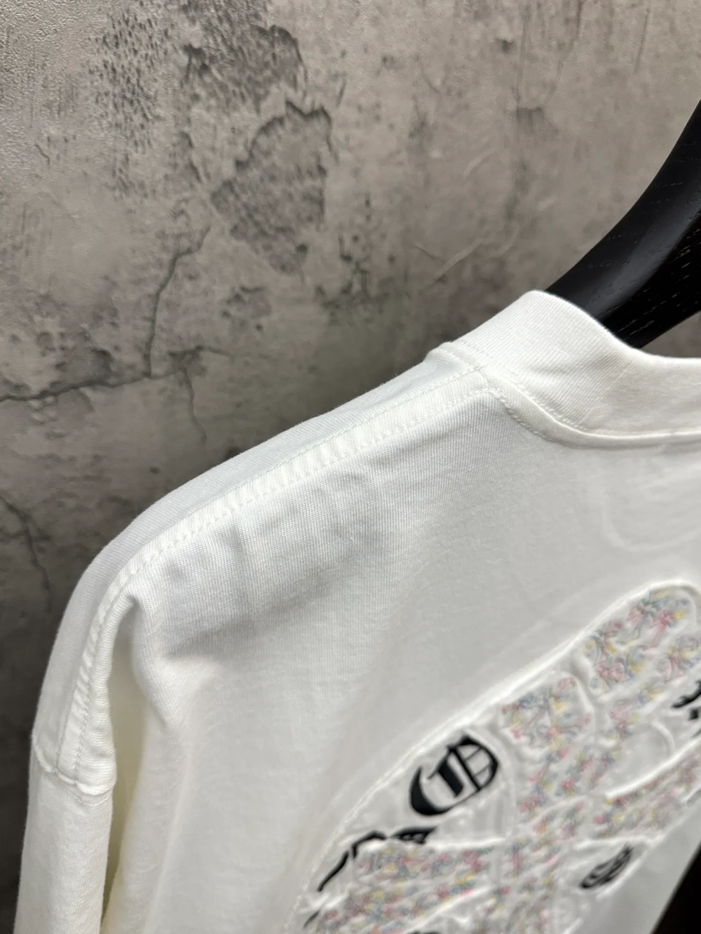 P180 top version, real shot without P, ​​different from market currency) 𝗖𝗵𝗿𝗼𝗺𝗲 𝗛𝗲𝗮𝗿𝘁𝘀/Croxin 2026 spring new original single counter American laser burnt patch embroidered couple short sleeves 👑The highest version! Customized fabric 300 grams, best-selling model at the counter, very comfortable to wear. Accessories: original molded and authenticated collar label ➕ 100% silk wash water label. Genuine purchase-grade original hangtag➕matching hanging rope➕3D hanging beads➕original packaging bag. Craftsmanship: The original version has consistent wiring! The highest version of the armhole matching technique! Color: White Black Size: S M L XL Style No.: 26-2010
